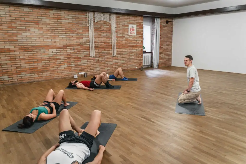 Skupina lidí leží a aktivuje třes metodou TRE.