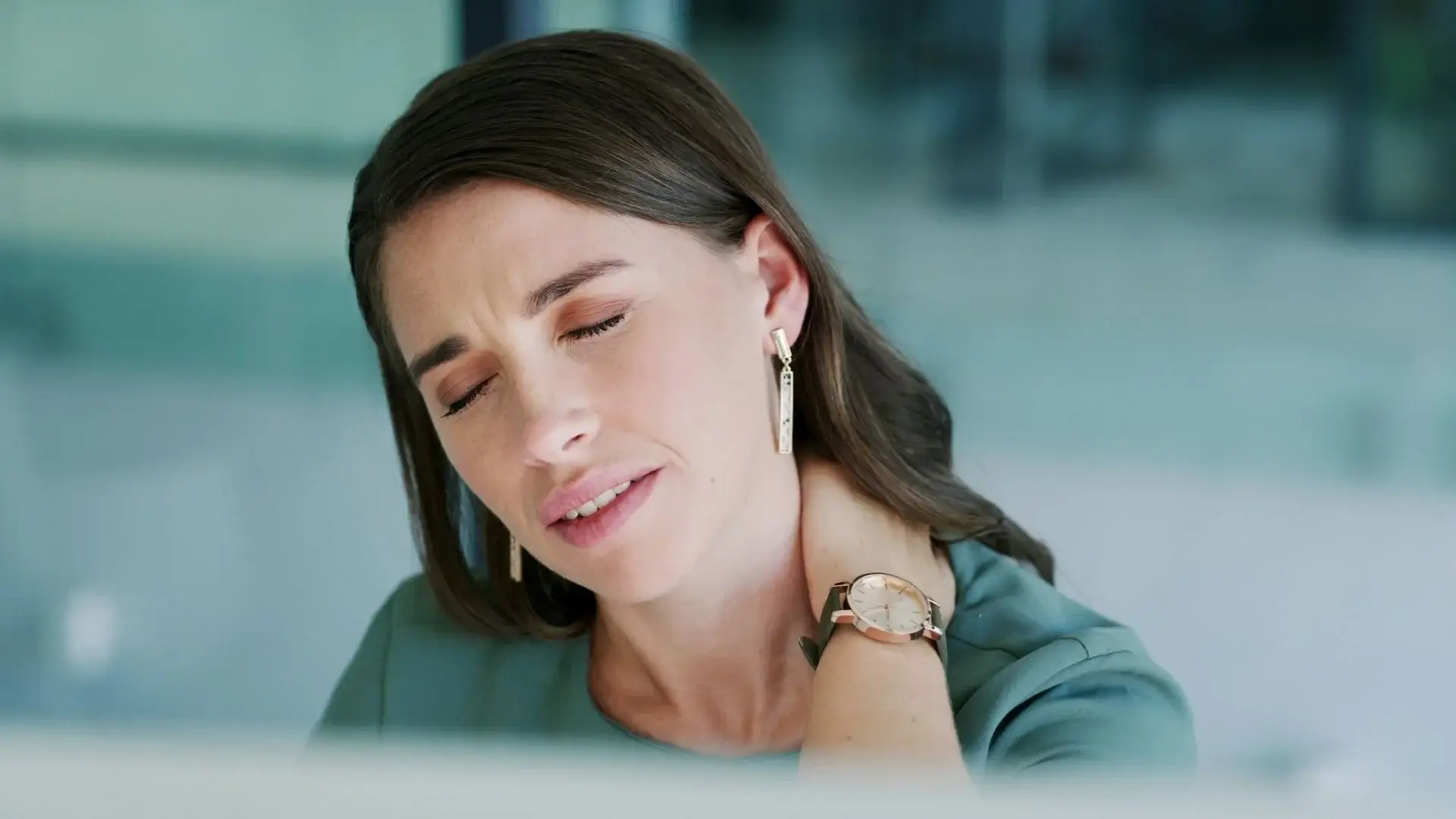 tre zena tenze za krkem