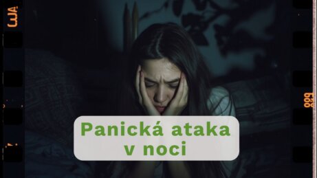 Žena trpící panickou atakou v noci.