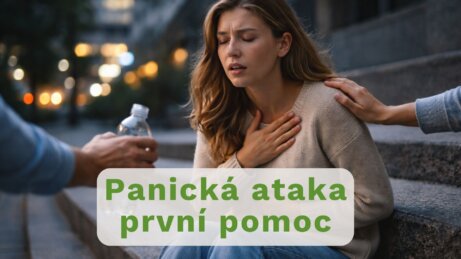 Žena trpí panickou atakou na ulici.