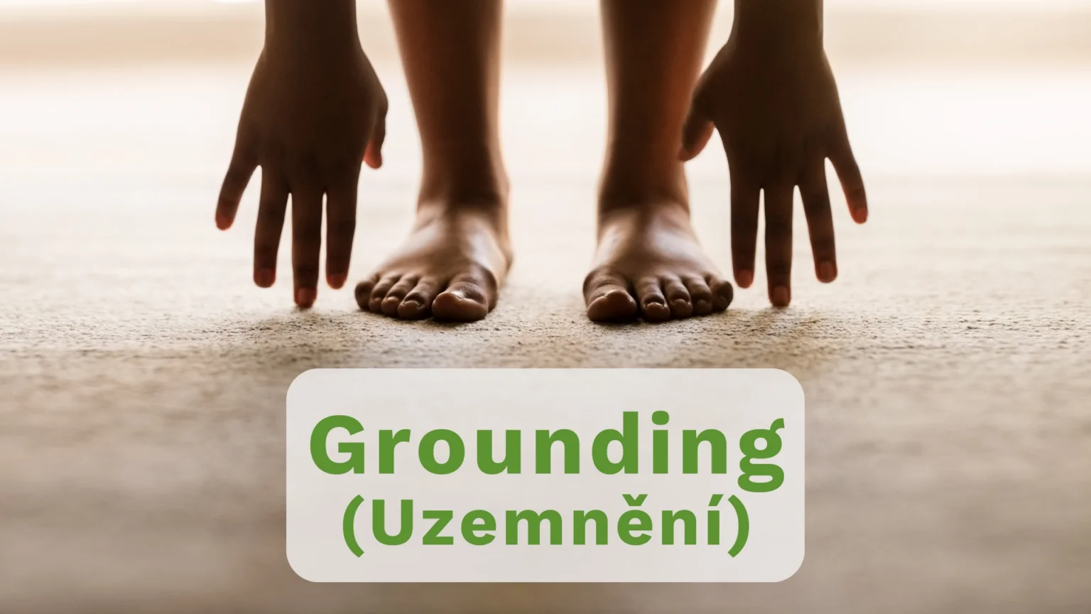 Člověk ukazuje grounding neboli uzemění. Kdy stojí pevně nohami na zemi.